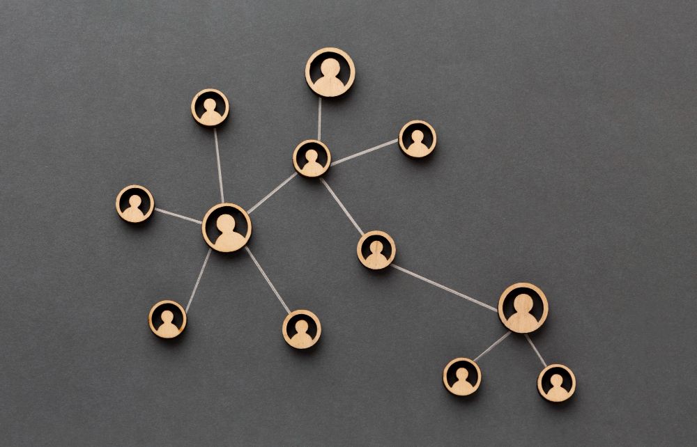 Ilustração com diversas representações de pessoas interligadas, simbolizando a prevenção e a atuação do RH para ambientes corporativos seguros.