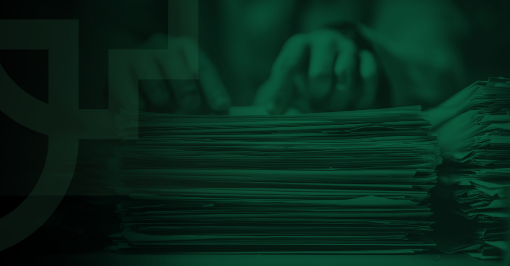 Pilha de processos judiciais representando os mais de 10 mil processos contra bets no Brasil.