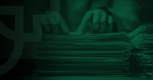 Pilha de processos judiciais representando os mais de 10 mil processos contra bets no Brasil.